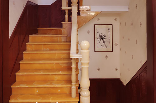 沙湖原种场中式别墅室内汉白玉石楼梯的定制安装装饰效果